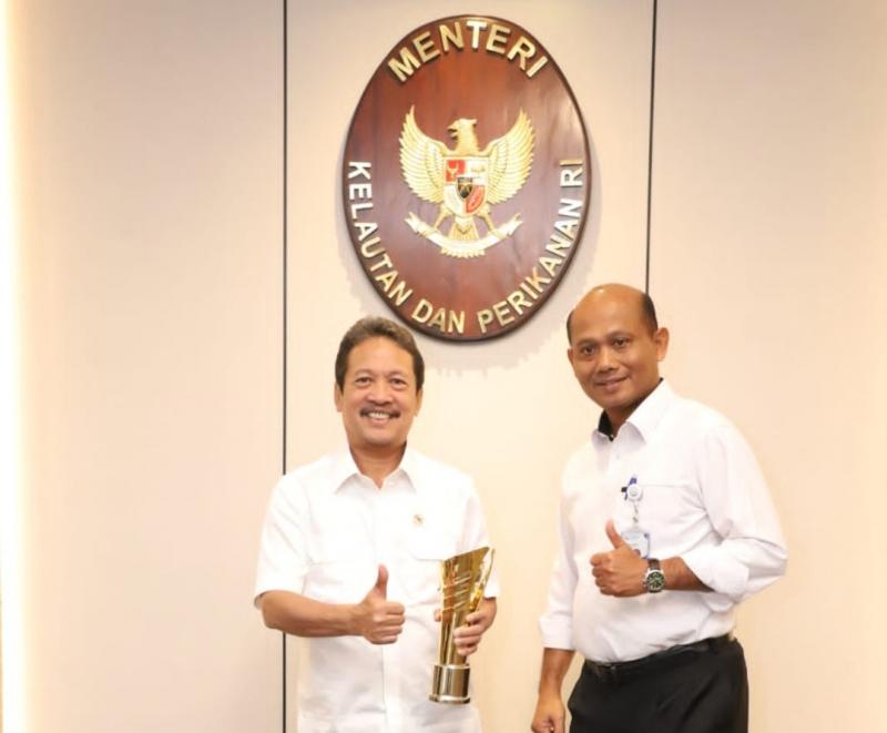Menteri KKP Sakti Wahyu Trenggono bersama TB Haeru Rahayu.(foto:istimewa)