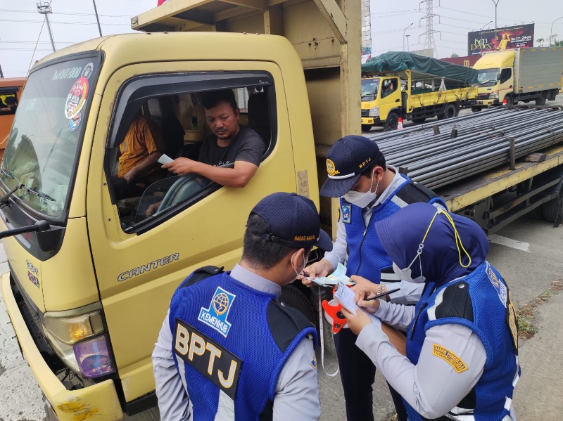 Petugas saat lakukan pengawasan kendaraan di ruas tol