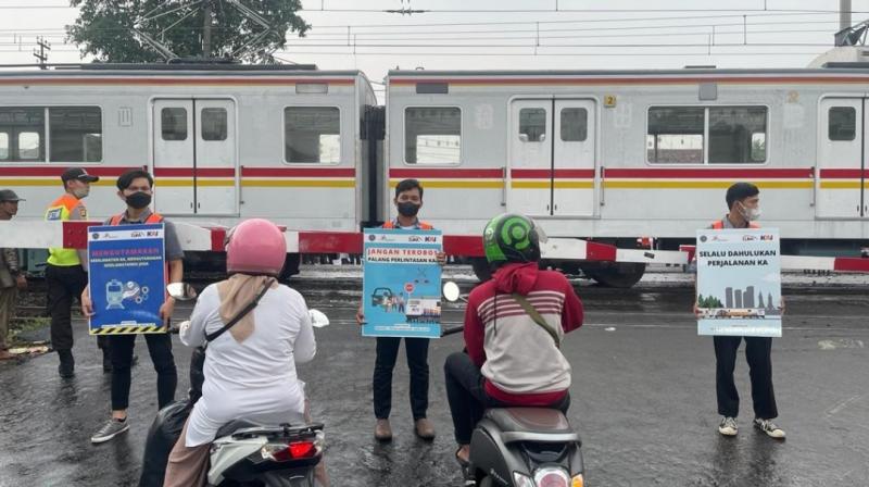 Sosialisasi bahaya di perlintasan sebidang. (Foto ilustrasi:dok.KAI Daop 1 Jakarta)