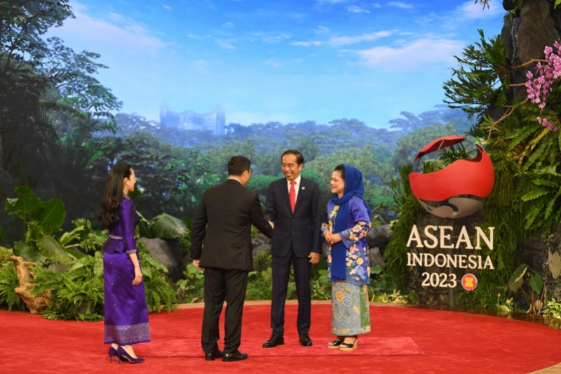 Presiden didampingi Ibu Negara sambut delegasi KTT ke-43 ASEAN