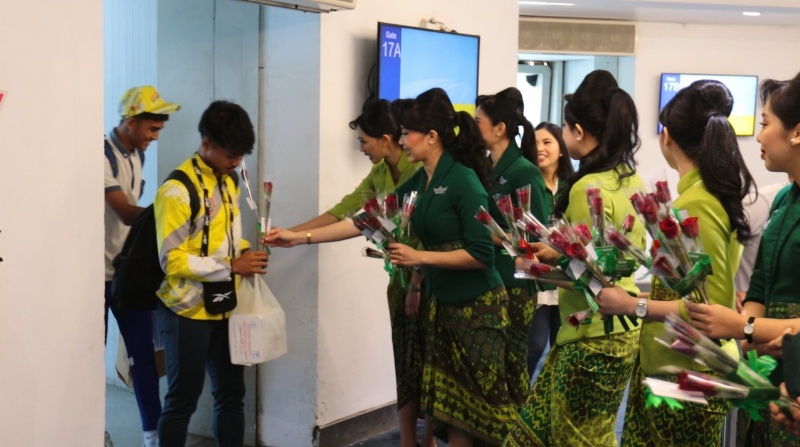 Pramugari Citilink beri cinderamata kepada penumpang di Harpelnas