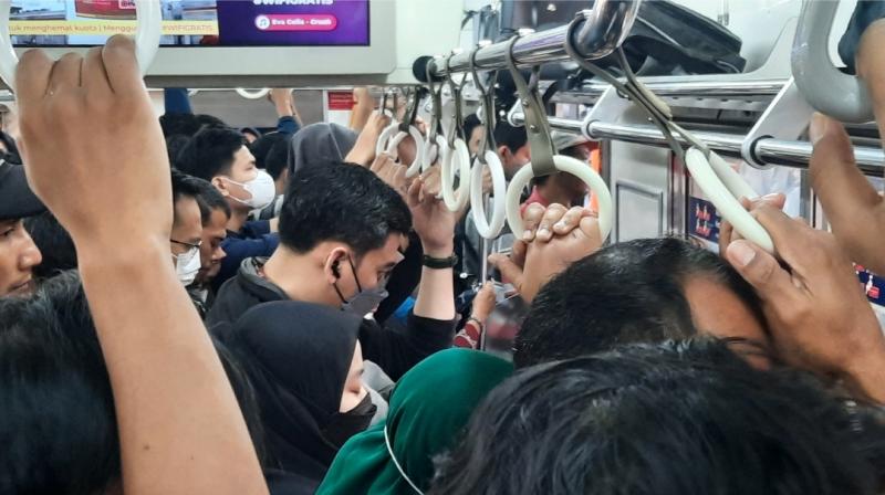 Penumpang padat di rangkaian KRL dari Cikarang yang hendak mengarah ke Kampung Bandan melalui Manggarai, Kamis (7/9/2023) pagi.