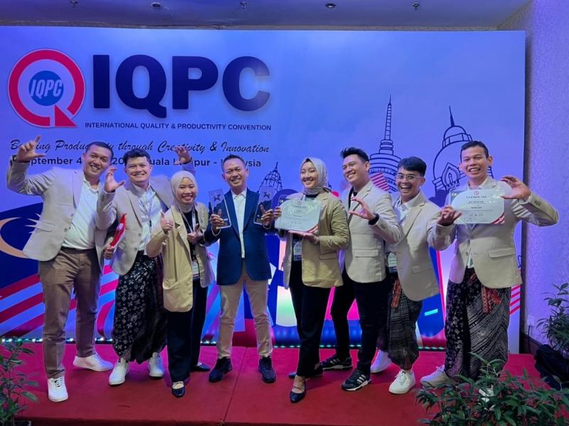 Direktur Operasi dan Pemasaran KAI Commuter (tengah) bersama tim perwakilan saat menerima penghargaan IQPC.