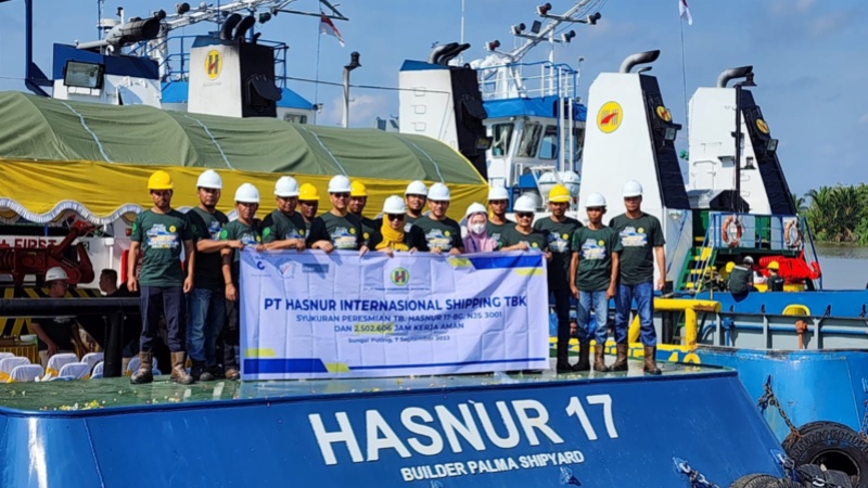 Direktur Operasi PT Hasnur Internasional Shipping Tbk Laorentina Devi (tengah) bersama jajaran manajemen dan kru kapal pada acara seremoni 