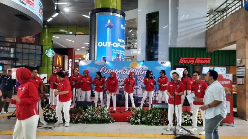 Aksi penampilan gerak tari dan menyanyi oleh insan KAI Commuter pada Roadshow Commuterline Pilihan Cerdas di Stasiun Gambir, Sabtu (9/9/2023). 