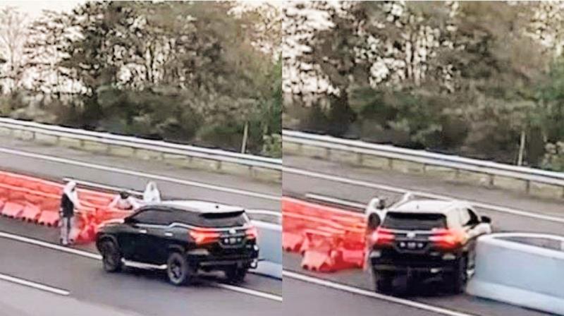 Pengendara Toyota Fortuner terekam CCTV membuka pembatas jalan tol dan melakukan putar balik.