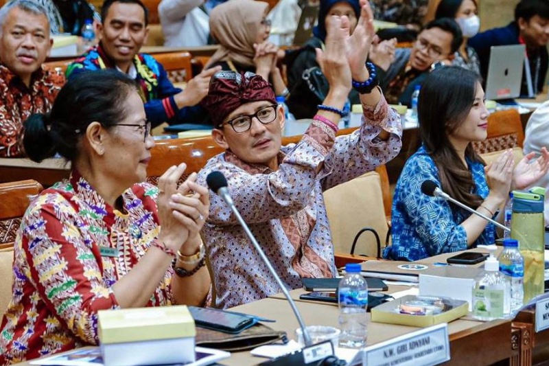 Menparekraf Sandiaga Uno didampingi jajaran di Komisi X DPR