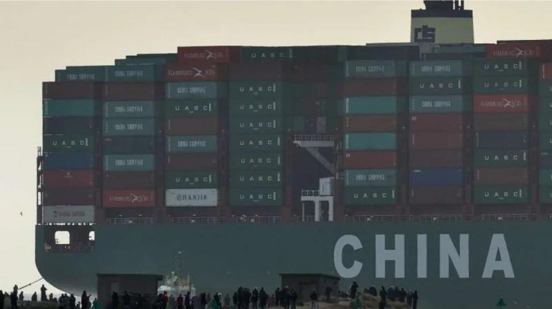 Kapal yang membawa barang-barang ekspor dan peti kemas China.