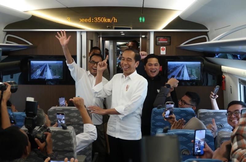 Jokowi bersama rombongan mencoba uji coba KCJB pada Rabu (13/9/2023).