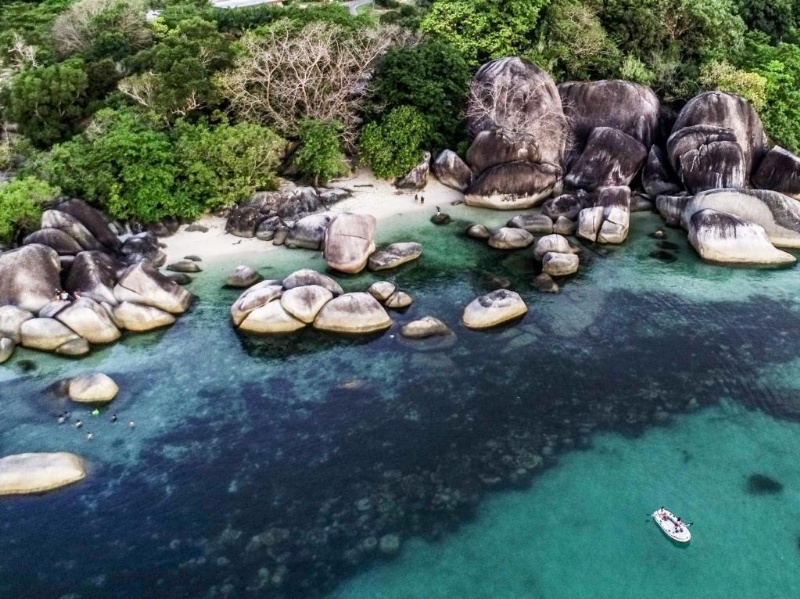 Pantai diBelitung yang digunakan untuk syuting film fenomenal Laskar Pelabgi