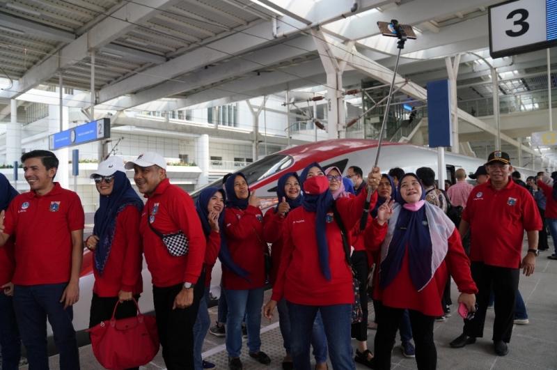 Masyarakat saat melakukan uji coba kereta api cepat pada Jumat (15/9/2023).