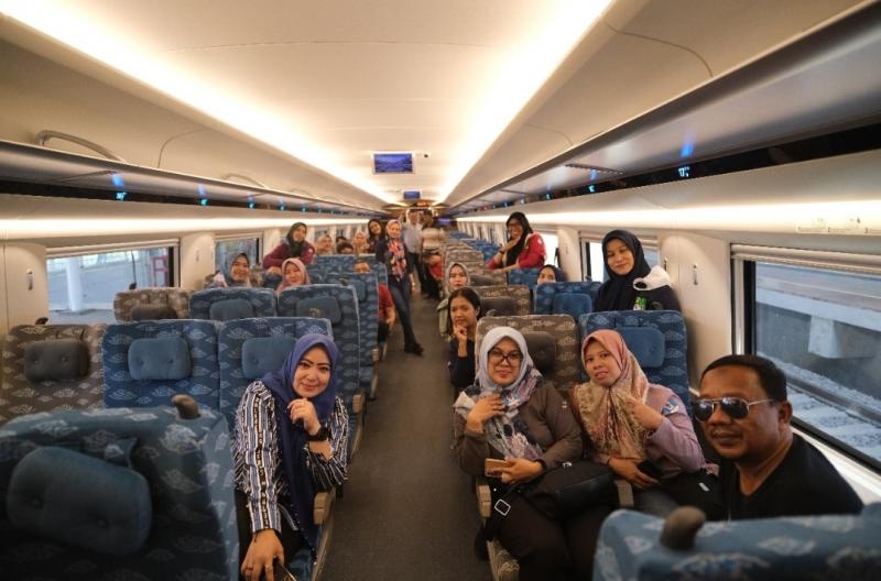 Penumpang di dalam rangkaian kereta cepat Jakarta Bandung yang diuji coba pada Jumat (15/9/2023). (Foto:KCIC)