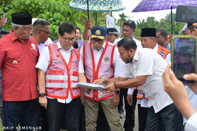 Menhub Budi Karya Sumadi di seka tinjau lahan bakal bandara baru di Malut