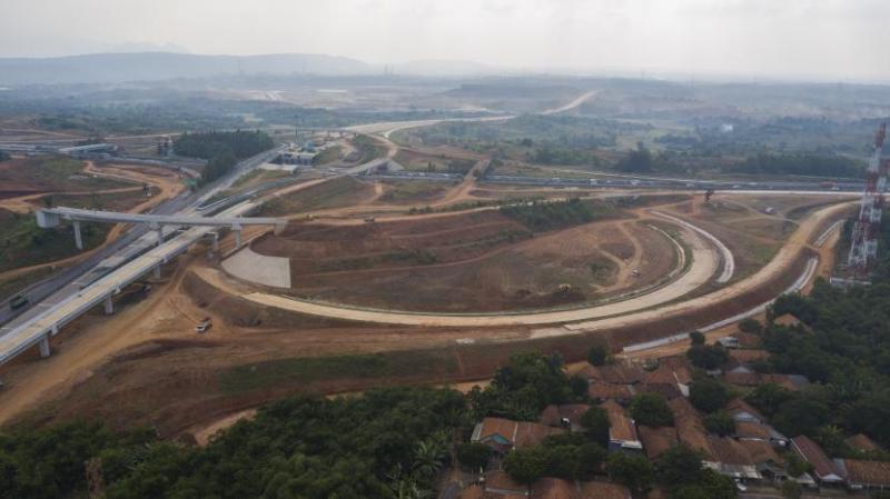 Foto udara pembangunan Jalan Tol Jakarta-Cikampek (Japek) 2 Selatan di Purwakarta, Jawa Barat, Jumat (12/8/2022). Proses pembangunan Tol Japek Selatan sepanjang 27,85 km untuk seksi 3 ruas Sadang-Taman Mekar progres pembangunan telah mencapai 78,10 persen dan ditargetkan dapat selesai 2023.