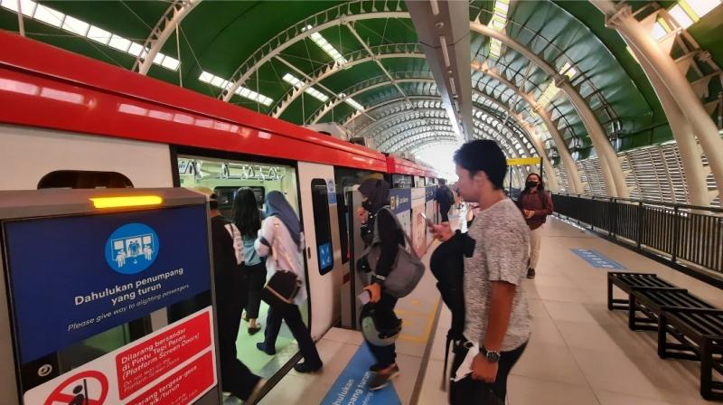 Penumpang menaiki rangkaian LRT Jabodebek. (Ist)