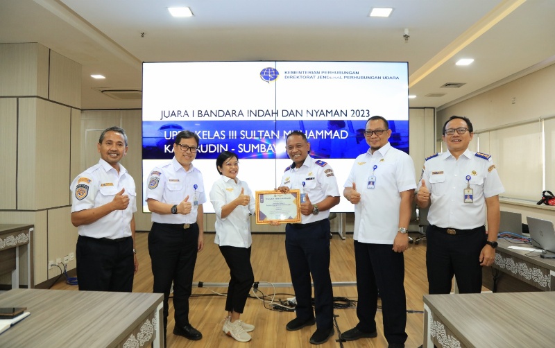 Dirjen Kristi dengan pemenang lomba Bandara Idaman