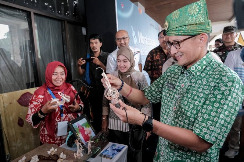 Menparekraf Sandiaga Uno bersama pelaku ekraf Bintan