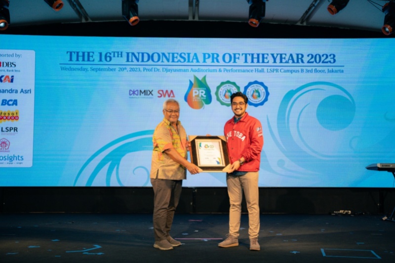 Perwakilan InJourney saat menerima penghargaan