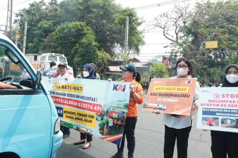 Kampanye Keselamatan Perkeretaapian di Perlintasan Sebidang KA, di JPL 38 Stasiun Kramat, Jalan Pramuka Jaya Sari, Kecamatan Senen DKI Jakarta pada Kamis (21/9/2023).