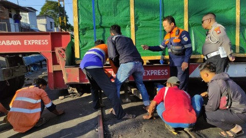 Sebuah truk tersangkut di perlintasan sebidang di JPL 63A, di km 45+405 antara Stasiun Blimbing dengan Stasiun Malang, Kota Malang, Jawa Timur, Jumat 22 September 2023.