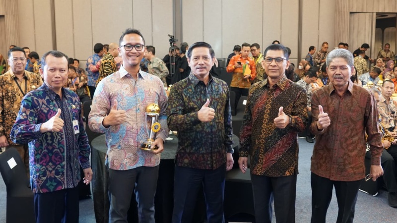 Dirjen Hendro bersama peraih Penghargaan Anugerah Ditjen Hubdat