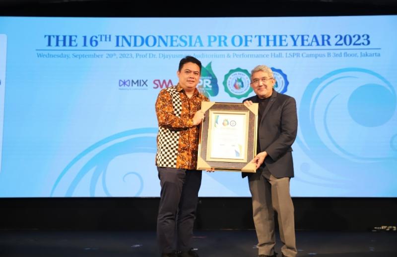 EVP of Corporate Secretary KAI, Raden Agus Dwinanto Budiadji mewakili KAI menerima penghargaan pada ajang Indonesia PR of The Year 2023 dari Pemimpin Redaksi Majalah SWA, E. Gani