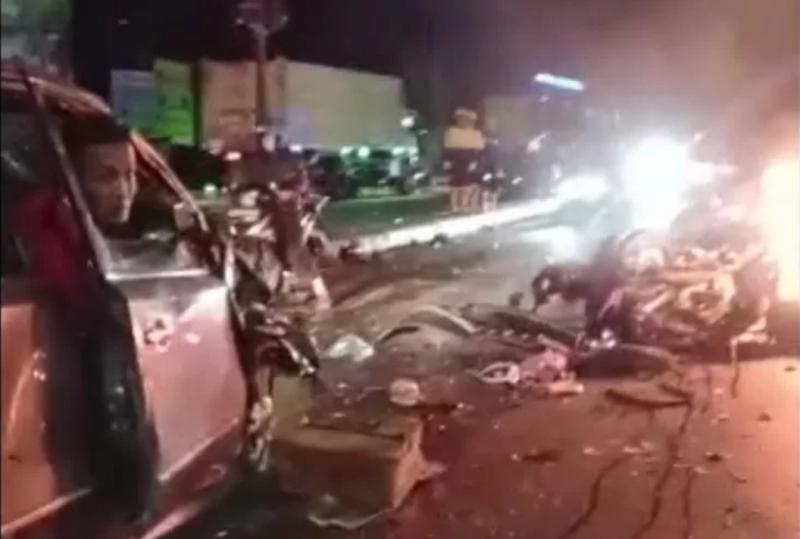 Peristiwa kecelakaan yang melibatkan kendaraan sepeda motor, mobil, dan truk di Bangjo Exit Tol Bawen. (foto tangkapan layar IG Info Kejadian Semarang)