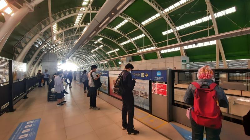 Penumpang di stasiun menanti LRT Jabodebek.(Ist)