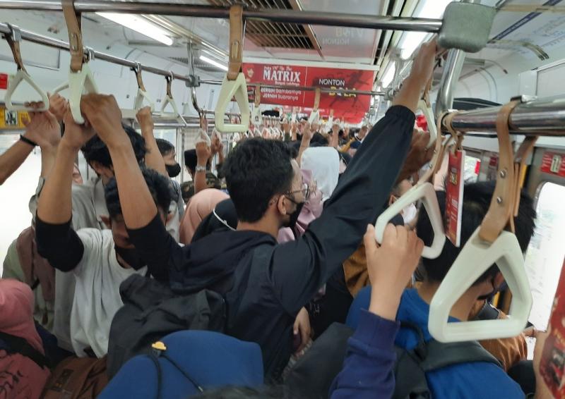 Suasana di dalam rangkaian KRL pada jam sibuk. (Ist)