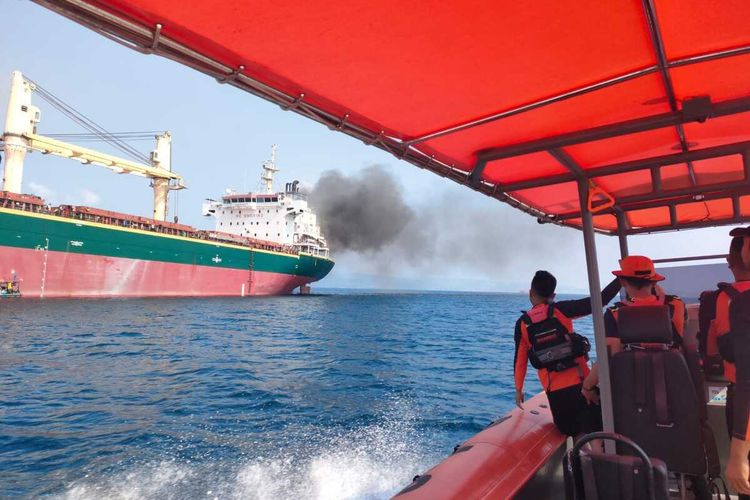 Kapal kargo Samudera Sakti III yang terbakar di perairan Tarahan, Teluk Lampung pada Ahad (24/9/2023). (DOK Basarnas Lampung)
