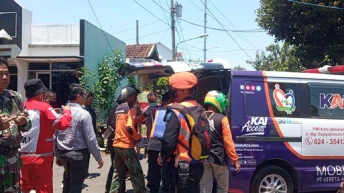 Evakuasi jenazah korban kecelakaan remaja tertabrak kereta di perlintasan dekat Stasiun Jerakah Semarang, Ahad (24/9/2023).
