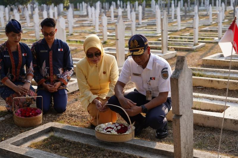 Direktur Utama KAI Didiek Hartantyo beserta jajaran melakukan upacara tabur bunga di Taman Makam Pahlawan  Pahlawan (TMP) Cikutra, Kota Bandung pada Senin (25/9/2023) pukul 16.00 WIB. 