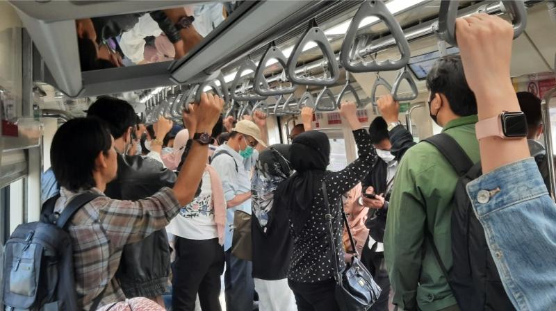 Suasana di dalam rangkaian LRT Jabodebek. (Ist)