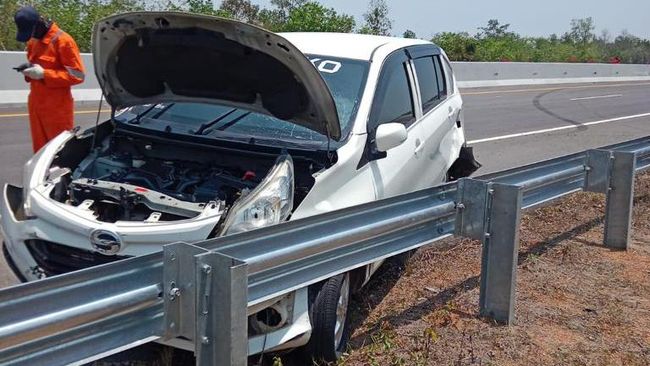 Mobil yang dikemudikan mahasiswi menabrak pembatas jalan di Tol Indraprabu (Foto: Istimewa)