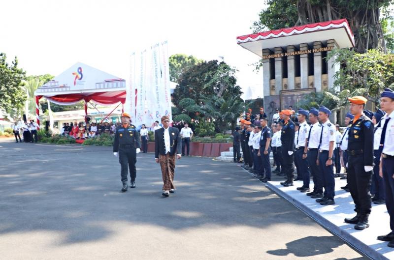 Upacara peringatan HUT ke-78 KAI di Halaman Kantor Pusat KAI, Jalan Perintis Kemerdekaan No:1 Bandung. Bertindak sebagai pembina upacara, Direktur Utama KAI, Didiek Hartantyo dengan menggunakan baju adat (28 September 2023)