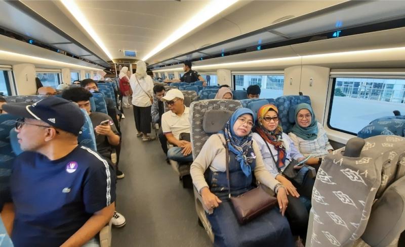 Penumpang duduk di kursi Economi Premium Kereta Whoosh pada saat uji coba dari Stasiun Halim ke Padalarang pada Kamis (28/9/2023).
