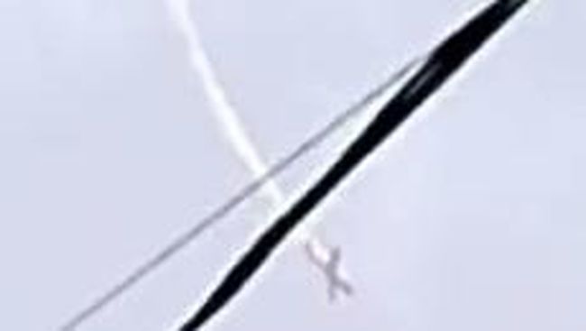 Video yang merekam pesawat terjun bebas seakan-akan jatuh di langit Jakarta viral di TikTok. (Tangkapan Layar Video Viral)