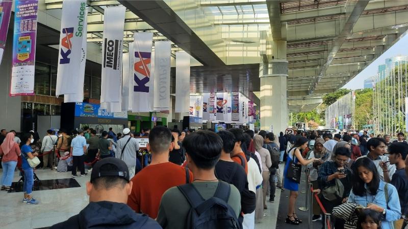 Antrean pengunjung saat mengantre tiket untul masuk di gelaran KAI Expo di JCC Expo pada Jumat (29/9/2023).