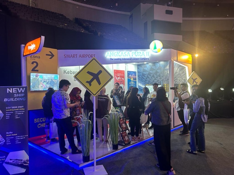 Pengunjung booth AP II di Hub Spacs JCC Jakarta
