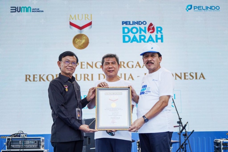 Penyerahan Rekor Muri “Donor Darah di Pelabuhan Terbanyak”, yang diserahkan oleh Direktur Operasional MURI, Yusuf Ngadri kepada Direktur Utama Pelindo, Arif Suhartono dan Komisaris Utama Pelindo, Agus Suhartono.