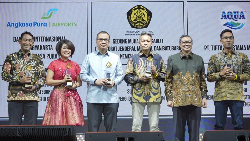 Dirut Angkasa Pura I Faik Fahmi bersama peraih penghargaan PSBE 