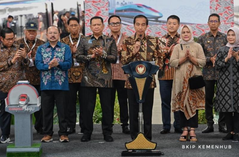 Jokowi dan rombongan saat meresmikan operasional kereta cepat Whoosh relasi Jakarta Bandung pada Senin (2/10/2023).