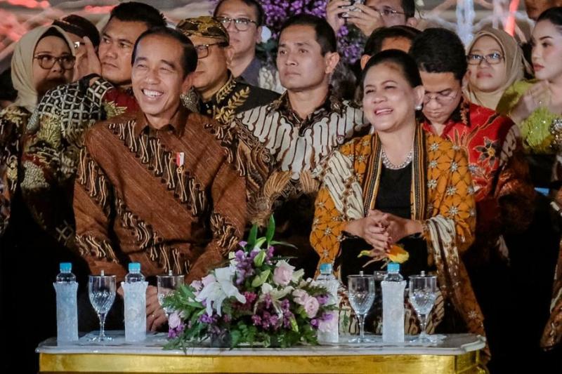 Presiden Jokowi dan Ibu Iriani di Istana Berbatik
