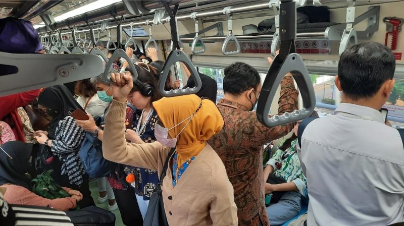 Suasana di LRT Jabodebek saat perjalanan dari Jatimulya ke Dukuh Atas Senin (2/10/2023) pagi.