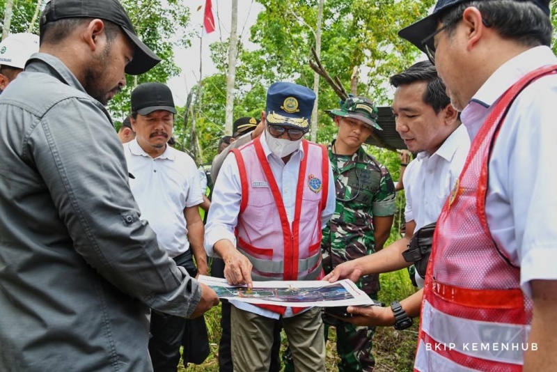 Menhub Budi Karya Sumadi bersama pejabat dan arsitek di KKN
