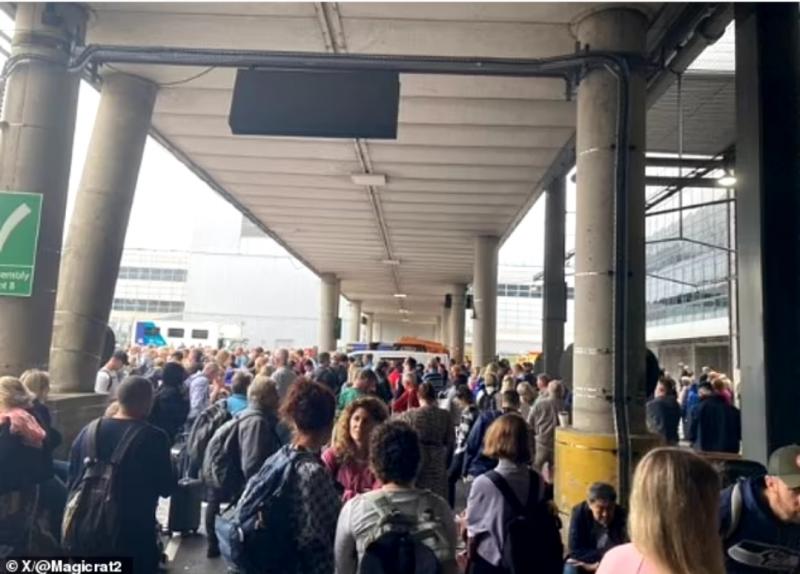 Ribuan penumpang menunggu di luar setelah dievakuasi dari Bandara Gatwick akibat alaram kebakaran berbunyi pada Senin.