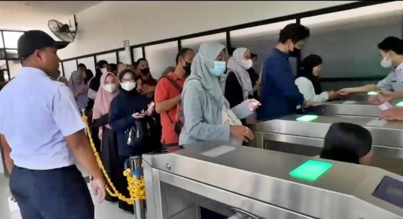 Penumpang KRL saat melakukan tap tiket KMT. (Foto/dok.KAI Commuter)