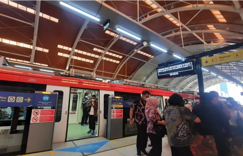 LRT Jabodebek berhenti di Stasiun. (Ist)
