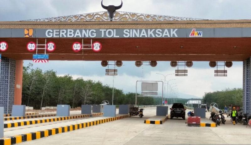 Gerbang Tol Sinaksak sebagai bagian proyek Jalan Tol Kuala Tanjung – Tebing Tinggi – Parapat atau Kutepat sebagai Proyek Strategis Nasional (PSN) untuk meningkatkan konektivitas ke Destinasi Pariwisata Super Prioritas Danau Toba di Sumatera Utara, Rabu (4/10/2023).