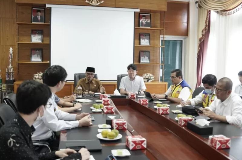Senior Representatif JICA Perwakilan Indonesia Shigeo Honzu saat berkunjung ke Bupati Limapuluh Kota Safaruddin Datuk Bandaro Rajo di Kantor Bupati di Sarilamak, Harau.